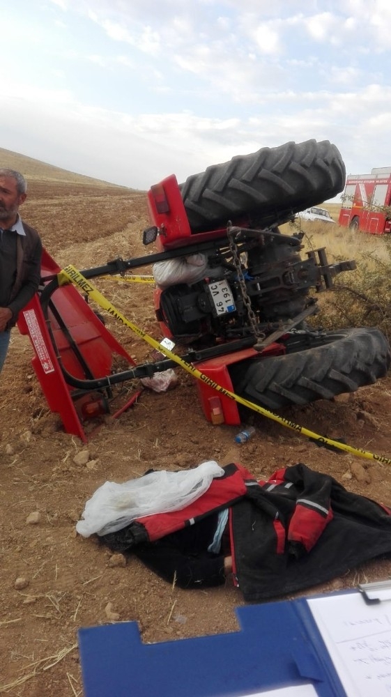 Devrilen Traktörün Altında Kalan Yaşlı Kadın Hayatını Kaybetti