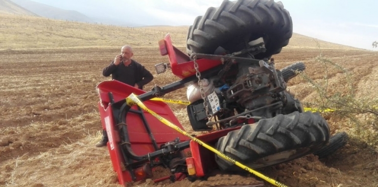 Devrilen Traktörün Altında Kalan Yaşlı Kadın Hayatını Kaybetti
