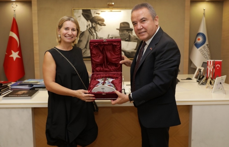 Antalya’ya Gelen 20 Milyon Turist Kişi Başı 650 Litre Su Tüketip 2,5 Kilo Atık Bırakıyor