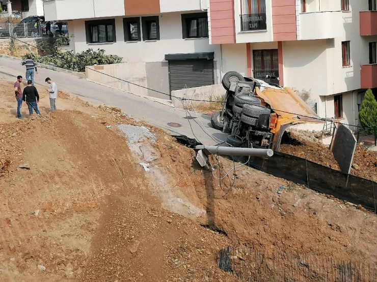 Hafriyat Yüklü Kamyon Devrildi: 1 Yaralı