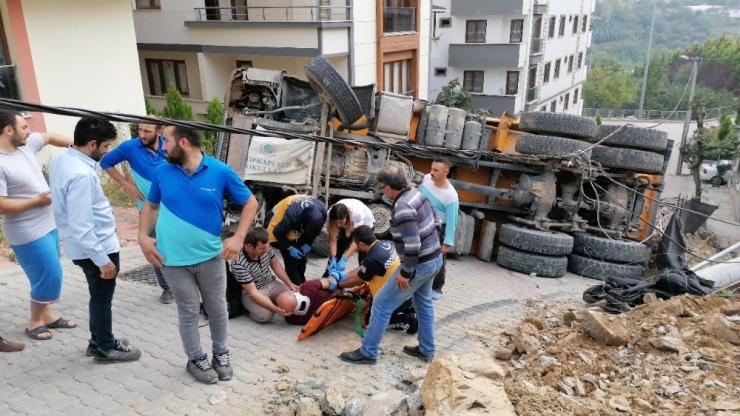 Hafriyat Yüklü Kamyon Devrildi: 1 Yaralı