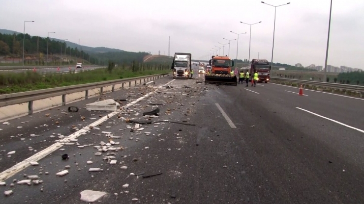 Kuzey Marmara Otoyolu’nda Tır Sürücüsü Yol Kenarında Lastik Değiştirdiği Sırada, Arkadan Gelen Başka Bir Tır Park Halindeki Tıra Çarptı. Çarpan Tırda Yangın Çıktı.