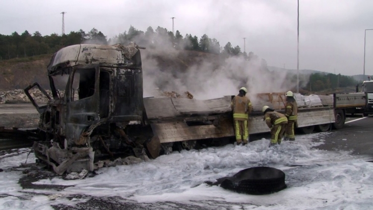 Kuzey Marmara Otoyolu’nda Tır Sürücüsü Yol Kenarında Lastik Değiştirdiği Sırada, Arkadan Gelen Başka Bir Tır Park Halindeki Tıra Çarptı. Çarpan Tırda Yangın Çıktı.