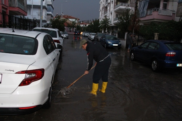 Kula’da Aniden Bastıran Sağanak Yağış Sele Neden Oldu