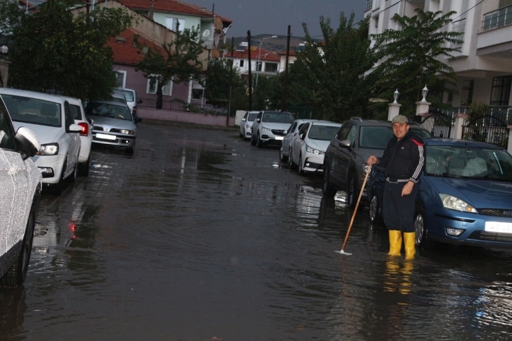 Kula’da Aniden Bastıran Sağanak Yağış Sele Neden Oldu