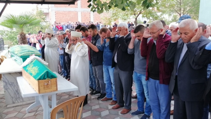 Otomobilin Çarptığı Anne Ve 8 Aylık Kızı Son Yolculuklarına Uğurlandı