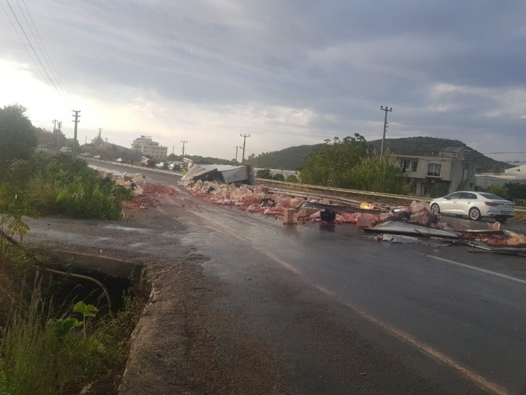 Lastiği Patlayan Tır Devrildi: 1 Yaralı