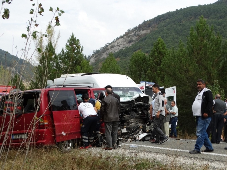 Minibüsler Kafa Kafaya Çarpıştı: 1 Ölü, 15 Yaralı