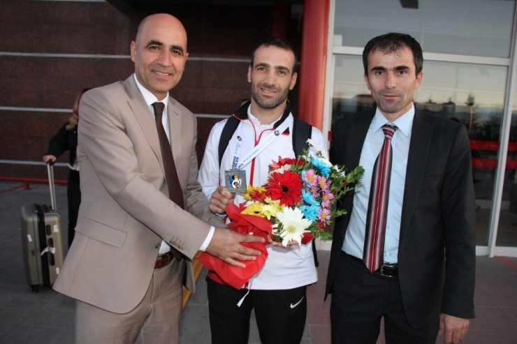 Avrupa’dan Gümüş Madalya İle Döndü