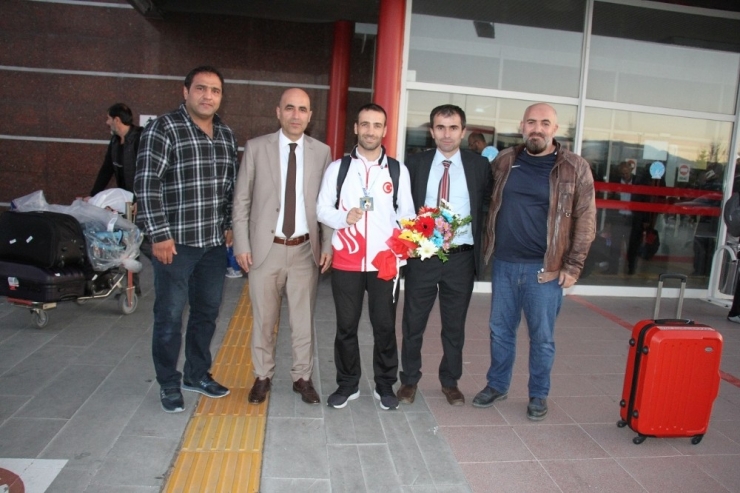 Avrupa’dan Gümüş Madalya İle Döndü