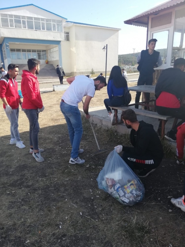 Sarıkamış’ta Öğrencilerden Çevre Temizliği