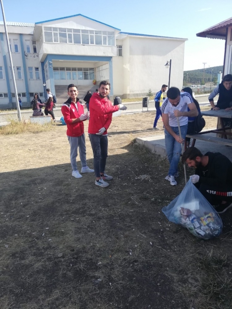 Sarıkamış’ta Öğrencilerden Çevre Temizliği