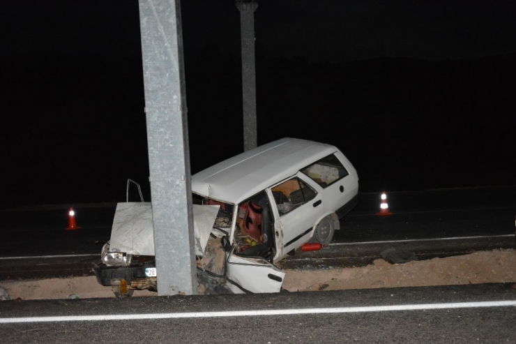 Otomobil Direğe Çarptı: 2 Yaralı