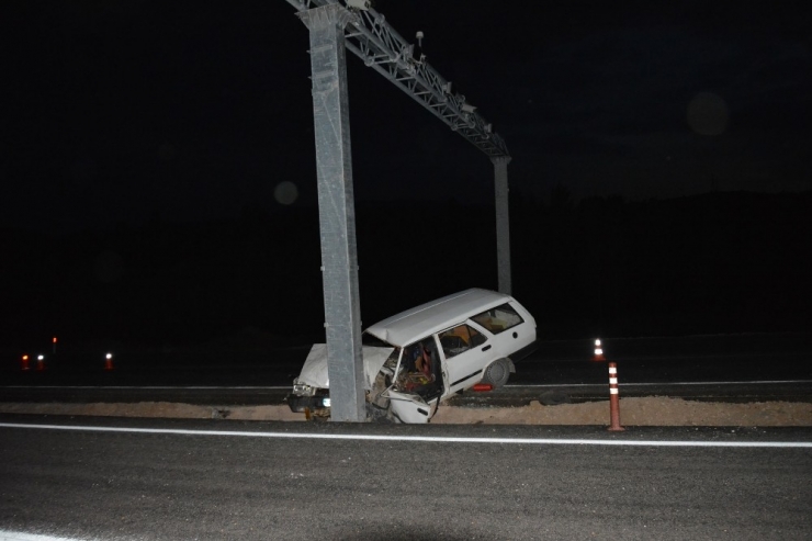 Otomobil Direğe Çarptı: 2 Yaralı