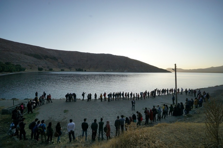 Dağcılar Van Gölü’nün Temiz Kalması İçin Tırmanmaya Devam Ediyor