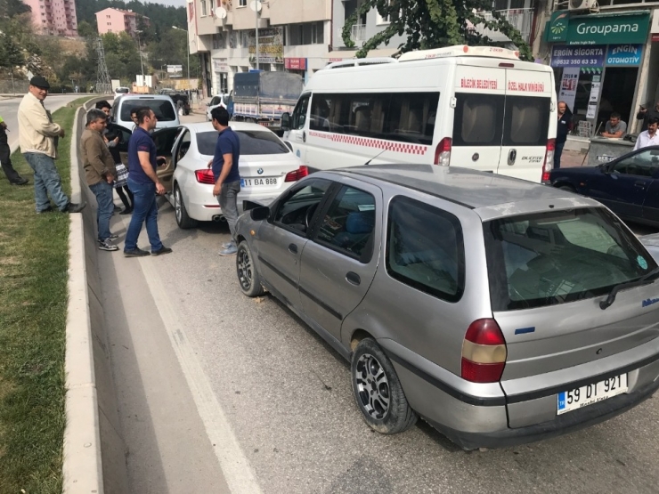 Yayaya Yol Vermek İçin Duran Araca Otomobil Arkadan Çarptı:1 Yaralı