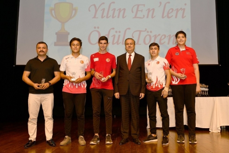 Vali Su, Şampiyon Sporcuları Ödüllendirdi