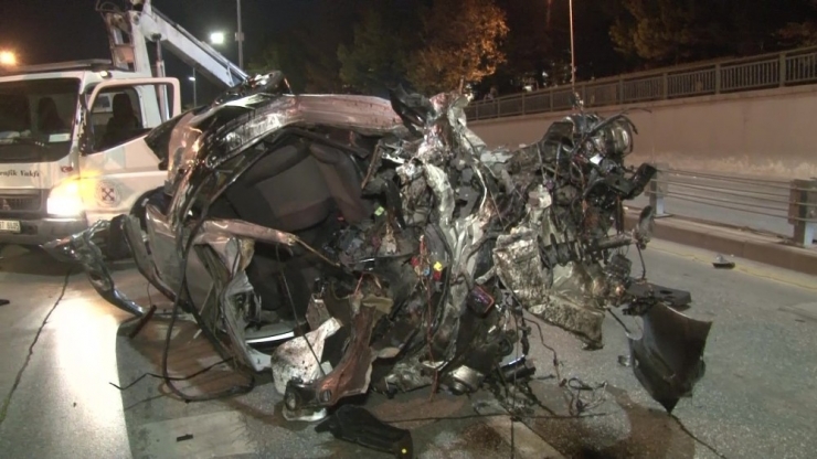 Başkent’te Otomobil Yön Levhasına Çarptı: 2 Ağır Yaralı