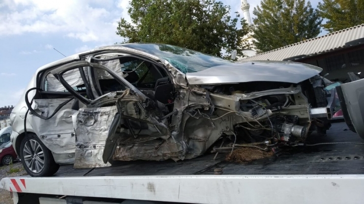 Genç Kız Kazada Hayatını Kaybetti