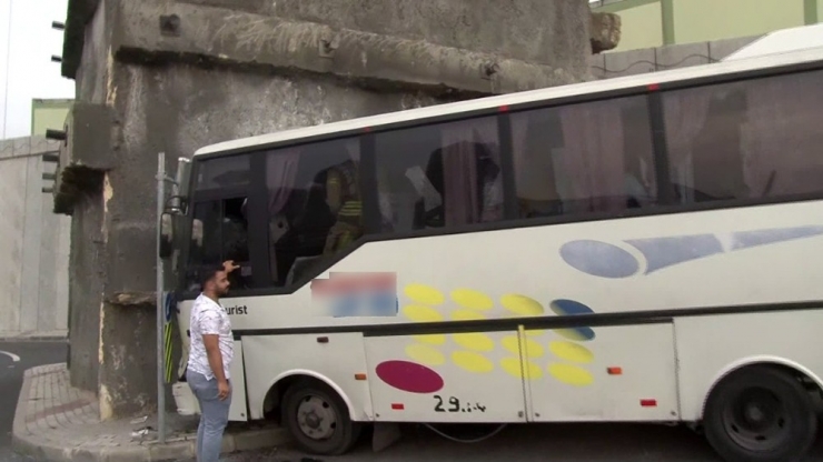 Başakşehir’de Servis Aracı Kontrolden Çıkarak Trafoya Çarptı. Servis Şoförü Araçta Sıkıştı, Olay Yerine Polis, İtfaiye Ve Sağlık Ekipleri Yönlendirildi.