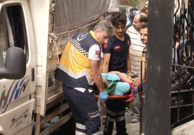 Beyoğlu’nda Yasak Parklar Nedeniyle Yolda Yürümek Zorunda Kalan Öğrenciye Kamyonet Çarptı