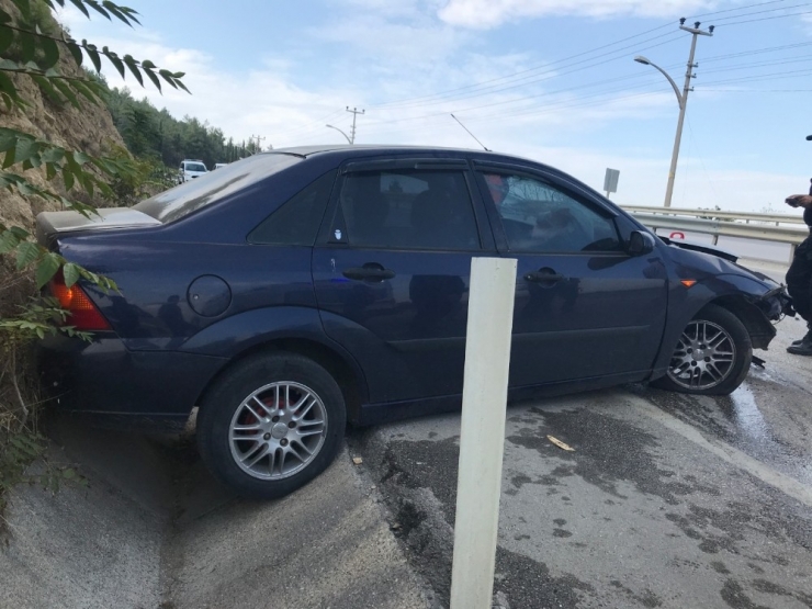 Virajı Alamayan Sürücü Kaza Yaptı: 2 Yaralı