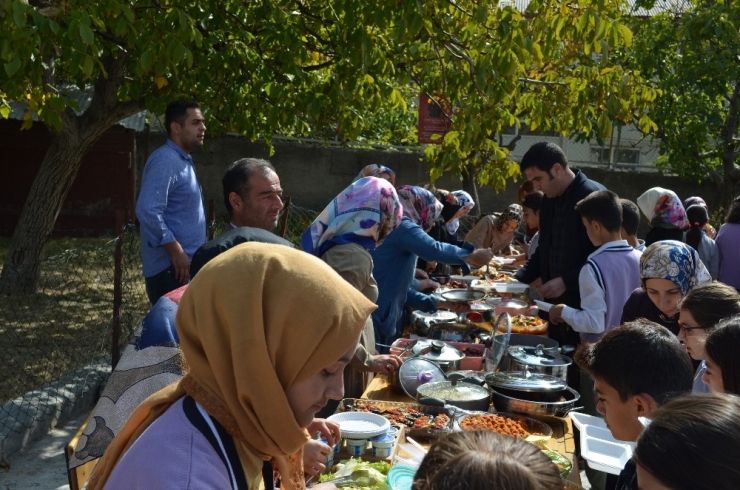 Adilcevaz’da Okul Yararına Kermes