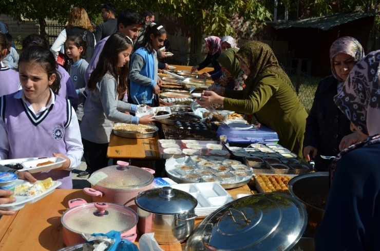 Adilcevaz’da Okul Yararına Kermes