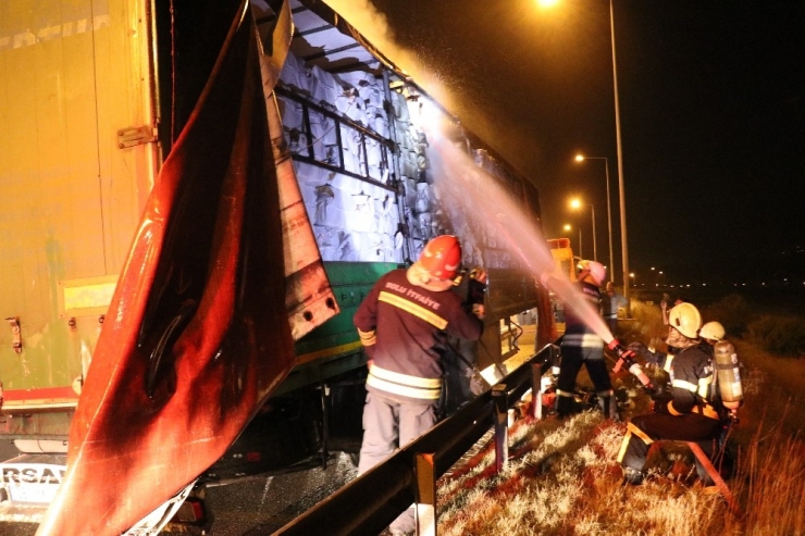 Tem’de Dorsesi Yanan İp Yüklü Tır Otoyolu Trafiğe Kapattı