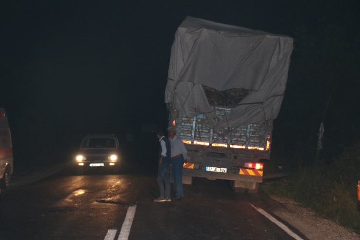 Bolu’da Kamyonla Çarpışan Otomobildeki 3 Kişi Hayatını Kaybetti