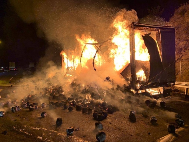 Tem’de Tekstil Malzemesi Yüklü Tır Alev Alev Yandı