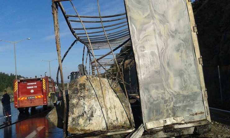 Tem’de Tekstil Malzemesi Yüklü Tır Alev Alev Yandı