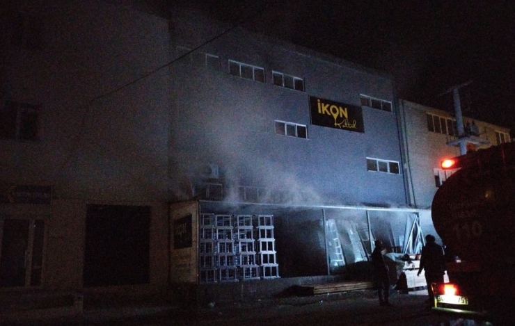 İnegöl’de Mobilya Fabrikasında Çıkan Yangını Bekçiler Fark Etti