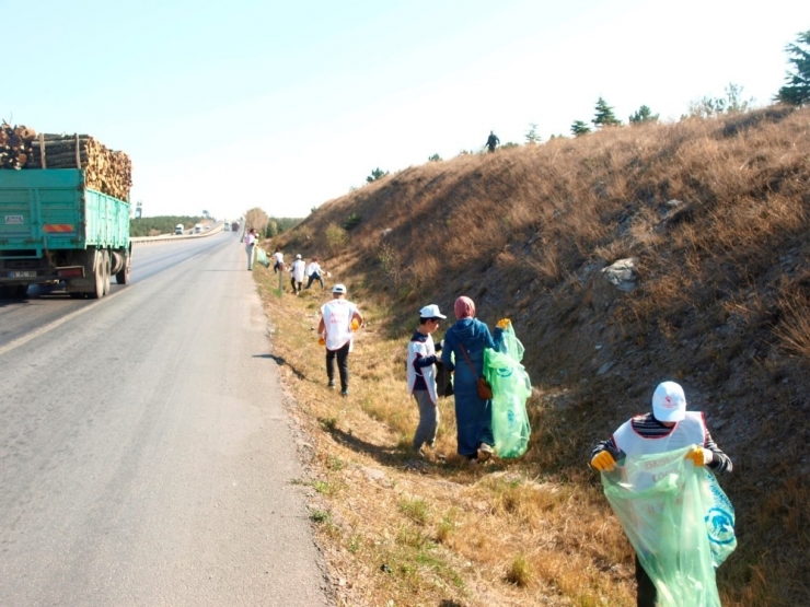 Büyükler Kirletti Çocuklar Temizledi