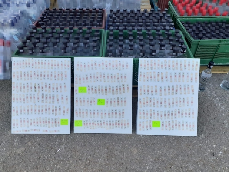 Polis 2 Bin 989 Şişe Sahte Alkol Ele Geçirdi