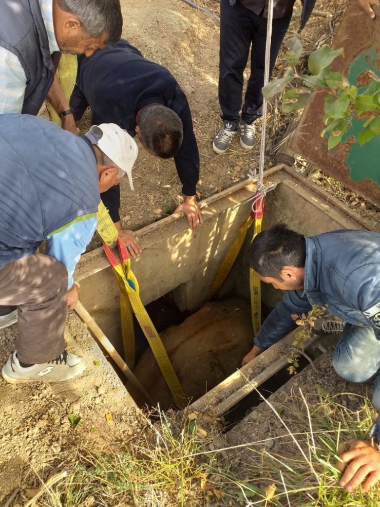Kuyuya Düşen İnek İtfaiye Ekiplerince Kurtarıldı