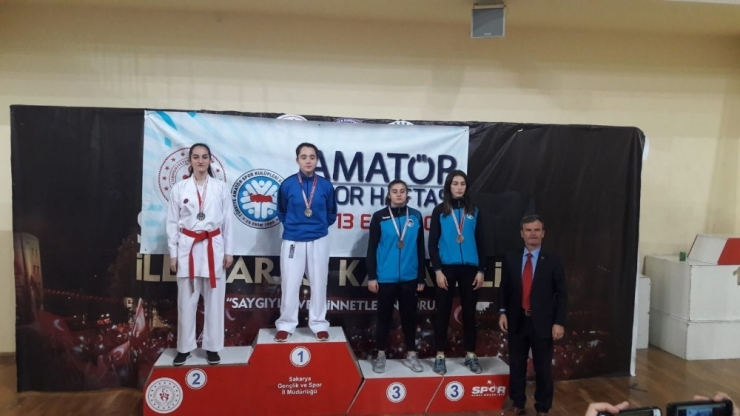 İzmitli Karateciler, Sakarya’dan 11 Madalya İle Döndü