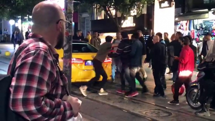 Taksiciden Aracına Tekme Atan Şahsa Uçan Tekme