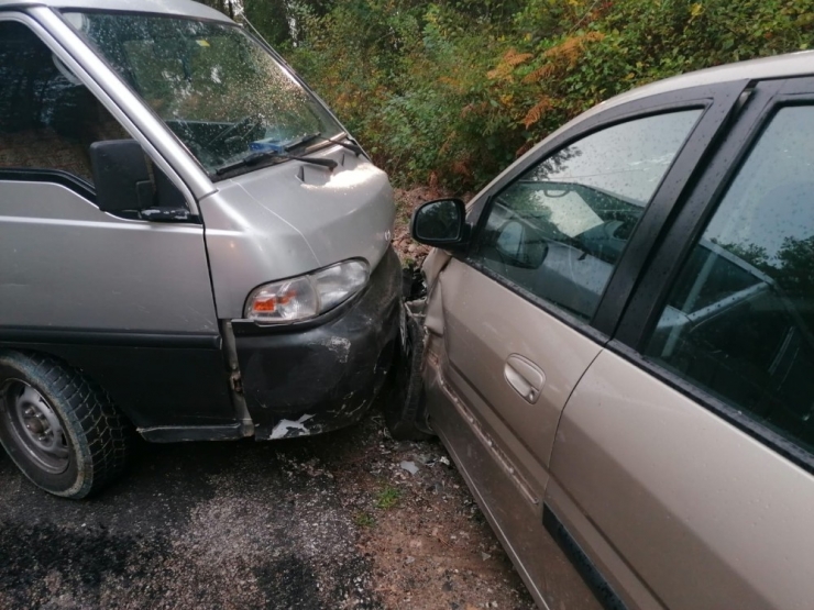 Minibüs İle Otomobil Çarpıştı : 1 Yaralı