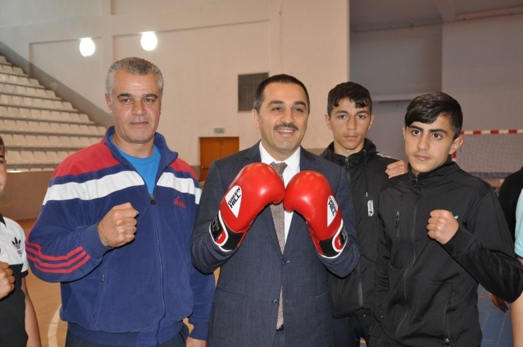 Kars’ta Amatör Sporculara Malzeme Desteği