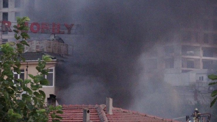 Kartal’da Mobilya Atölyesi Alevlere Teslim Oldu