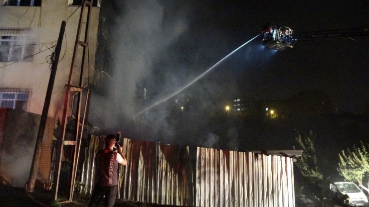 Kartal’da Mobilya Atölyesinde Çıkan Yangın Güçlükle Söndürüldü