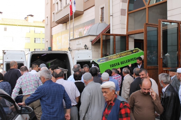 Tosya’da Kaybolduktan Sonra Ölü Bulunan Kadın Toprağa Verildi