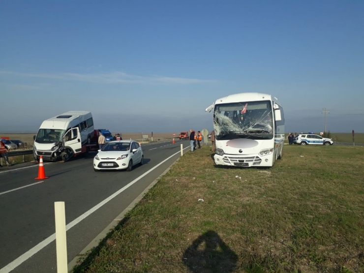 Kırklareli’de Servis Araçları Çarpıştı: 17 Yaralı