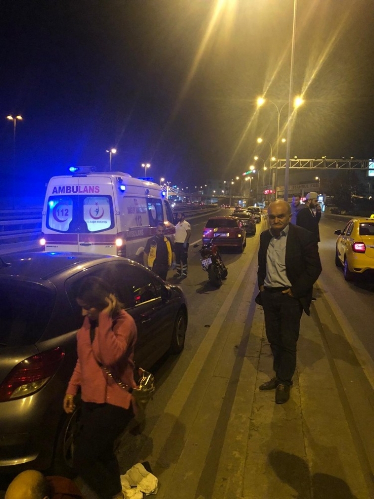Küçükçekmece’de Çekici Bekleyen Otomobile Motosiklet Çarptı