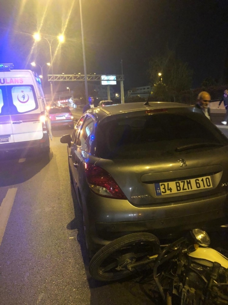 Küçükçekmece’de Çekici Bekleyen Otomobile Motosiklet Çarptı