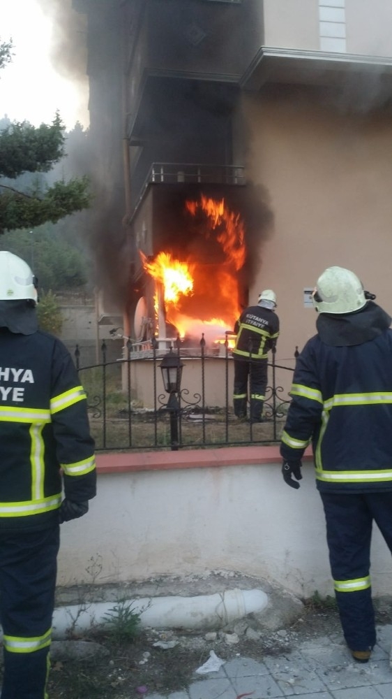 100. Yıl Mahallesi’ndeki Ev Yangını Korkuttu