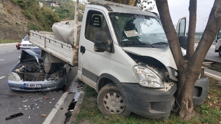 Samsun’da Otomobil Kamyonetin Altına Girdi: 2 Yaralı