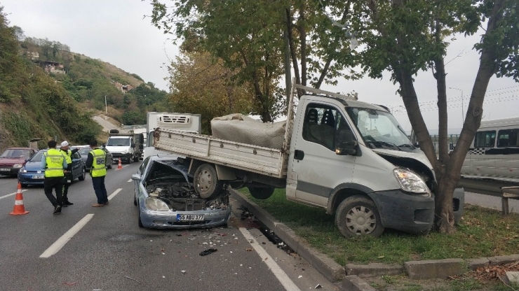 Samsun’da Otomobil Kamyonetin Altına Girdi: 2 Yaralı