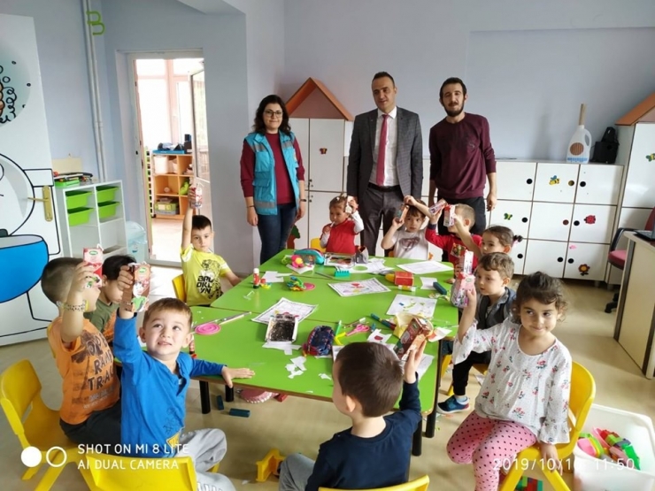 Öğrencilere Süt İkramı